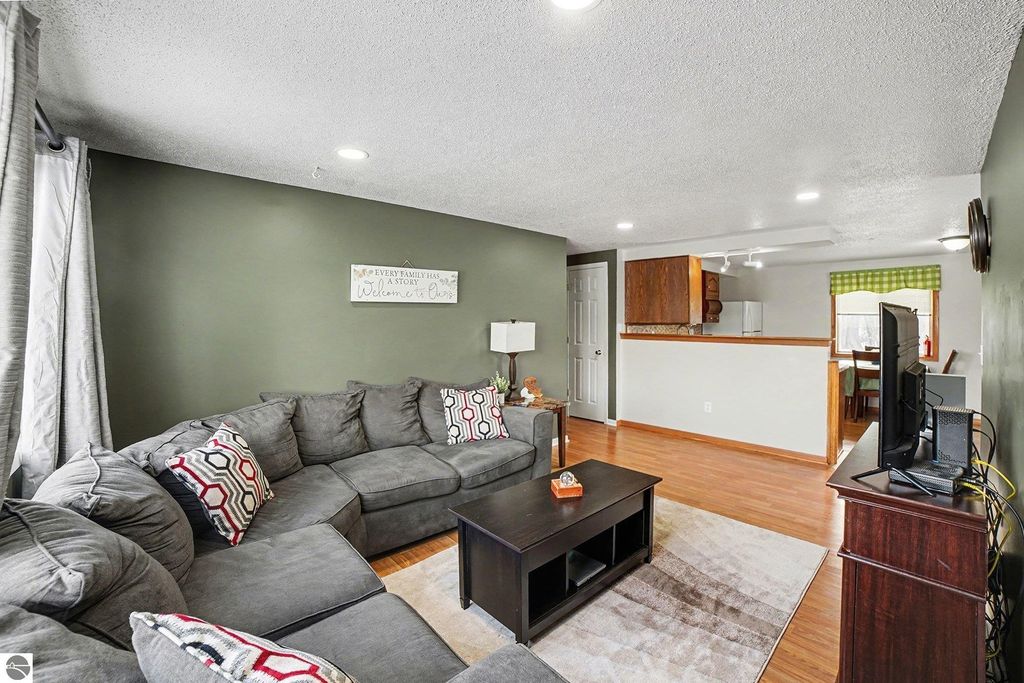 Image 7 of property listing at 5165 Silverberry Drive, Mt Pleasant, MI 48858