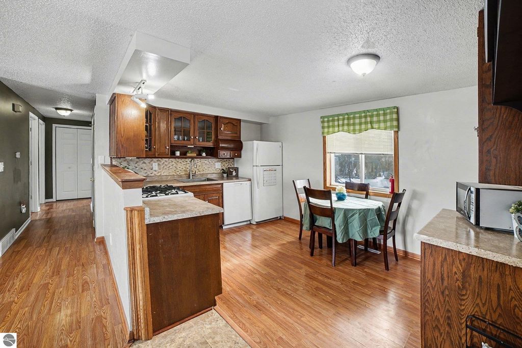 Image 8 of property listing at 5165 Silverberry Drive, Mt Pleasant, MI 48858