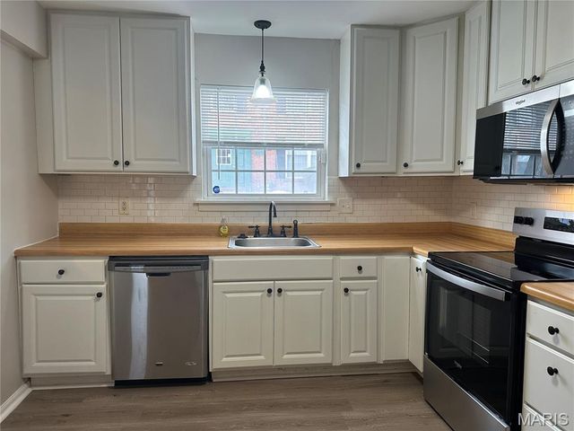 420 Chapel Ridge Drive, Hazelwood, MO 63042