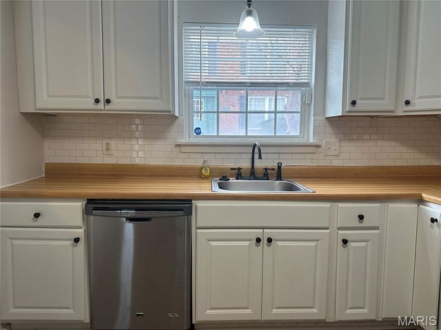 420 Chapel Ridge Drive, Hazelwood, MO 63042