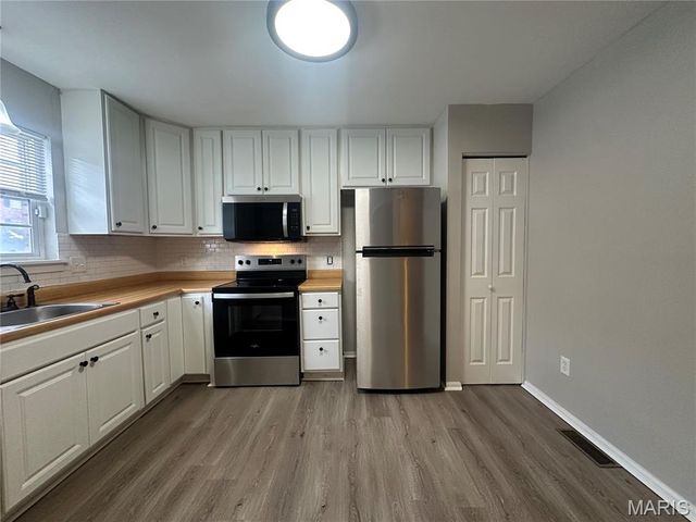 420 Chapel Ridge Drive, Hazelwood, MO 63042