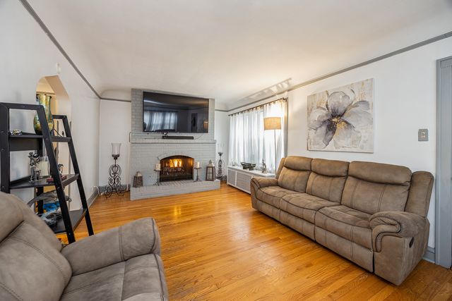 1647 Clinton Avenue, Berwyn, IL 60402