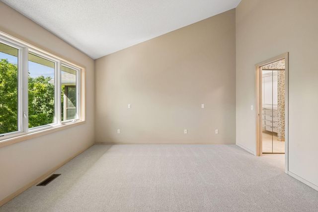 7063 Oak Pointe Curve, Bloomington, MN 55438