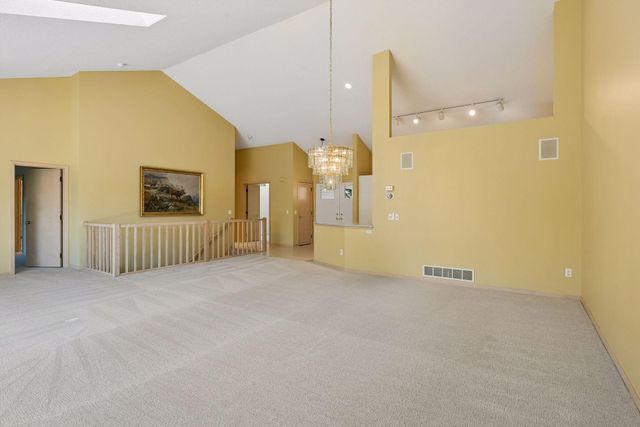 7063 Oak Pointe Curve, Bloomington, MN 55438