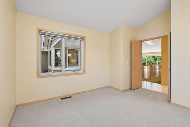 7063 Oak Pointe Curve, Bloomington, MN 55438