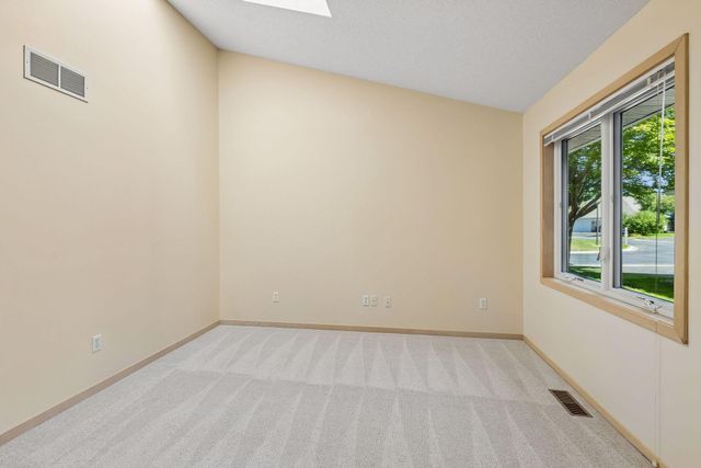 7063 Oak Pointe Curve, Bloomington, MN 55438
