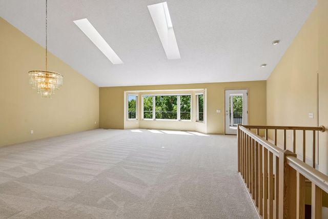 7063 Oak Pointe Curve, Bloomington, MN 55438