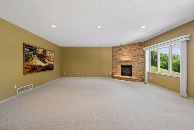 7063 Oak Pointe Curve, Bloomington, MN 55438