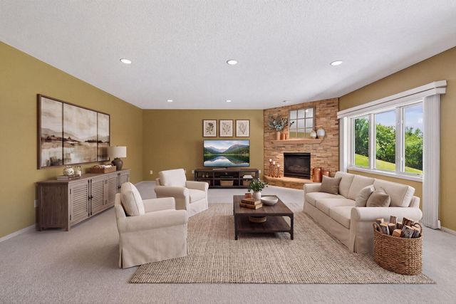 7063 Oak Pointe Curve, Bloomington, MN 55438