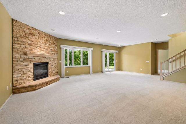 7063 Oak Pointe Curve, Bloomington, MN 55438