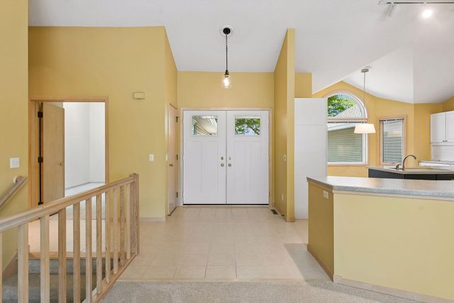 7063 Oak Pointe Curve, Bloomington, MN 55438