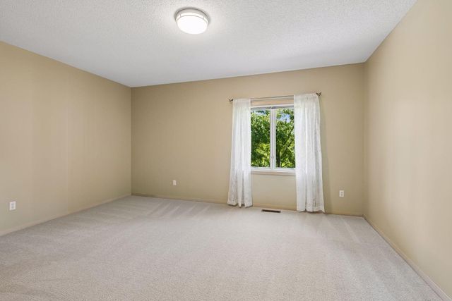 7063 Oak Pointe Curve, Bloomington, MN 55438