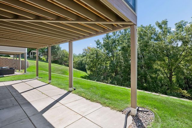 7063 Oak Pointe Curve, Bloomington, MN 55438