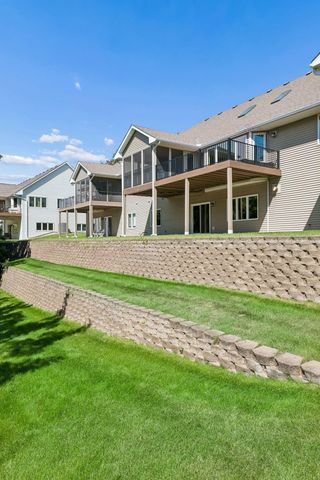 7063 Oak Pointe Curve, Bloomington, MN 55438
