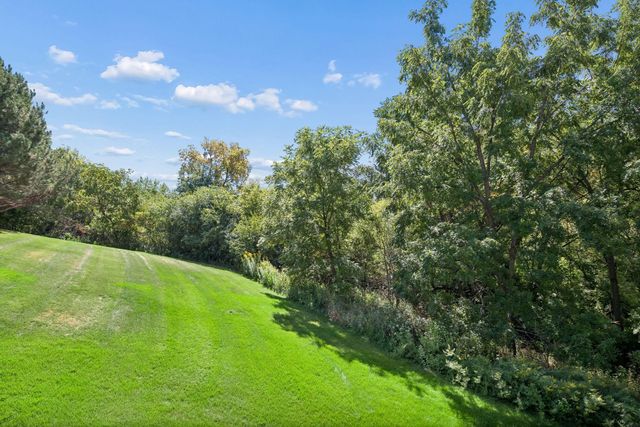 7063 Oak Pointe Curve, Bloomington, MN 55438