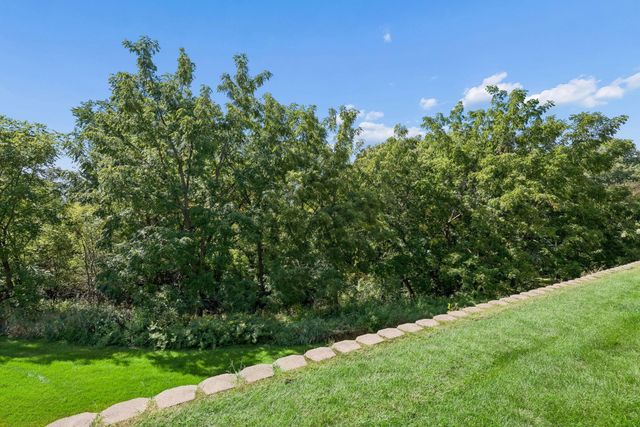 7063 Oak Pointe Curve, Bloomington, MN 55438