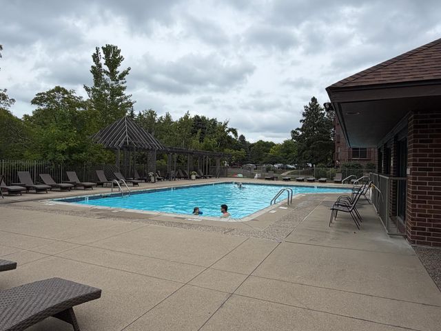 7063 Oak Pointe Curve, Bloomington, MN 55438