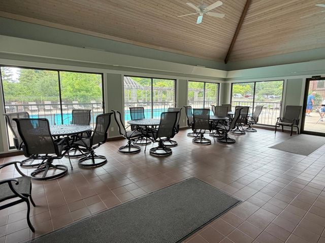 7063 Oak Pointe Curve, Bloomington, MN 55438