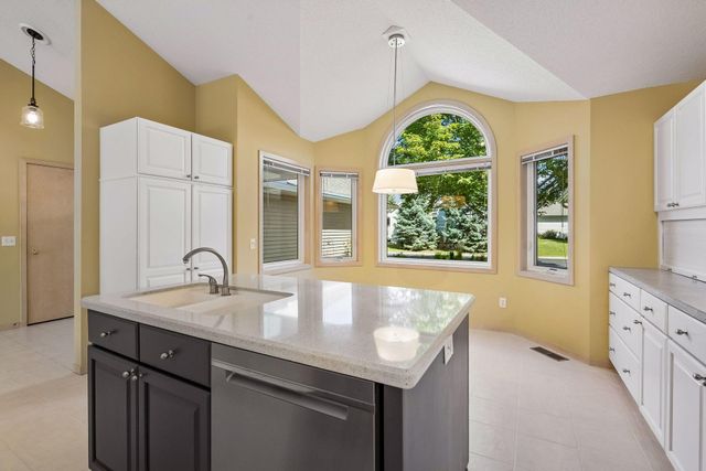 7063 Oak Pointe Curve, Bloomington, MN 55438