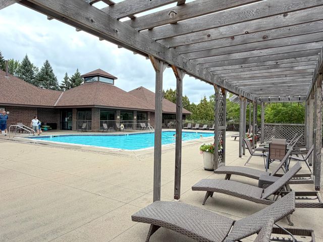 7063 Oak Pointe Curve, Bloomington, MN 55438
