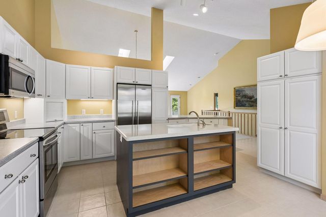 7063 Oak Pointe Curve, Bloomington, MN 55438