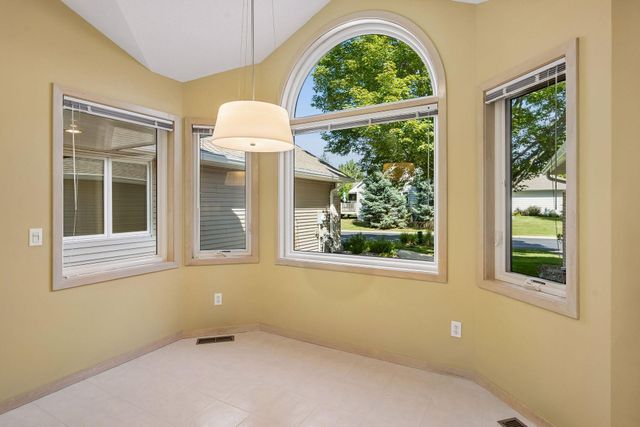 7063 Oak Pointe Curve, Bloomington, MN 55438