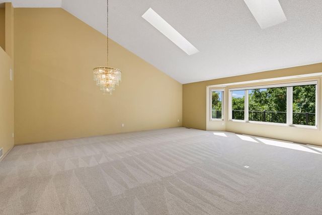 7063 Oak Pointe Curve, Bloomington, MN 55438
