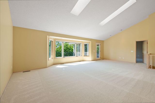 7063 Oak Pointe Curve, Bloomington, MN 55438