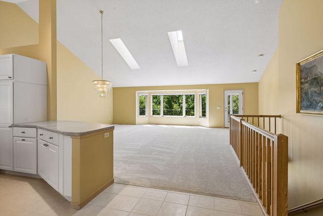 7063 Oak Pointe Curve, Bloomington, MN 55438