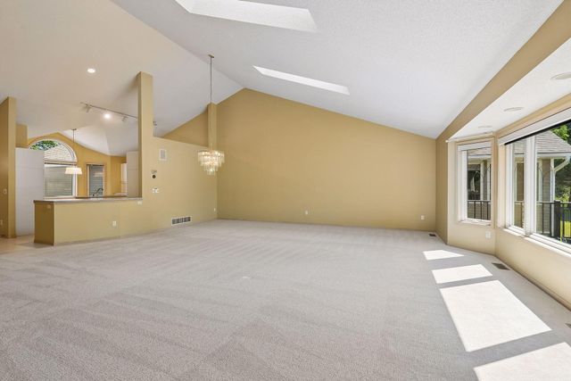 7063 Oak Pointe Curve, Bloomington, MN 55438