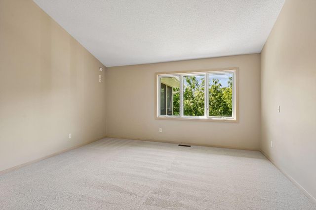 7063 Oak Pointe Curve, Bloomington, MN 55438