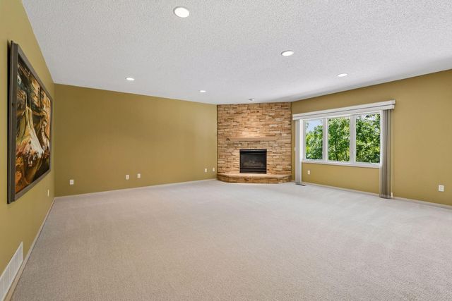 7063 Oak Pointe Curve, Bloomington, MN 55438