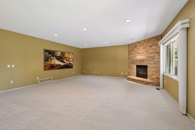 7063 Oak Pointe Curve, Bloomington, MN 55438