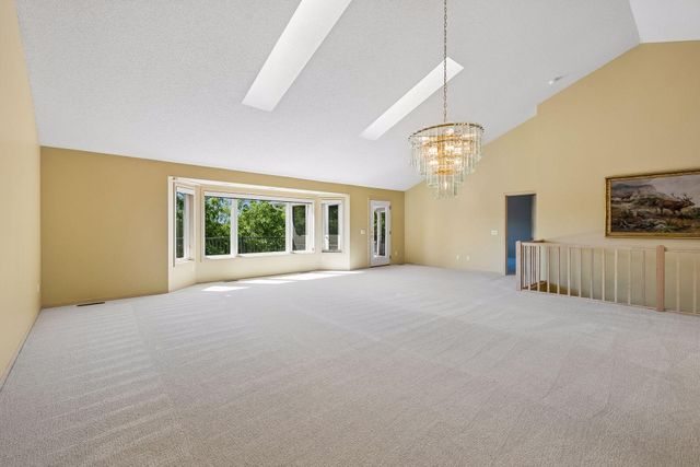 7063 Oak Pointe Curve, Bloomington, MN 55438