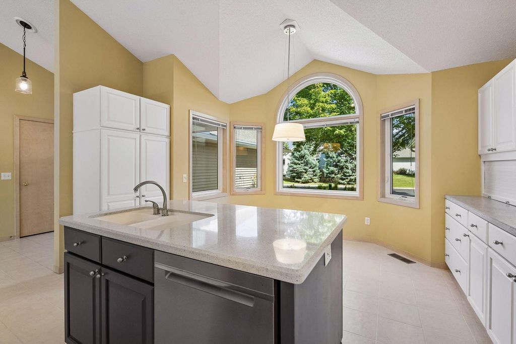 7063 Oak Pointe Curve, Bloomington, MN 55438 — photo 5