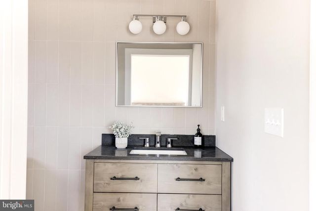 842 MADISON ST NW #B, Washington, DC 20011