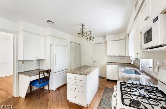 9 Langford Dr, Mendham Twp., NJ 07945
