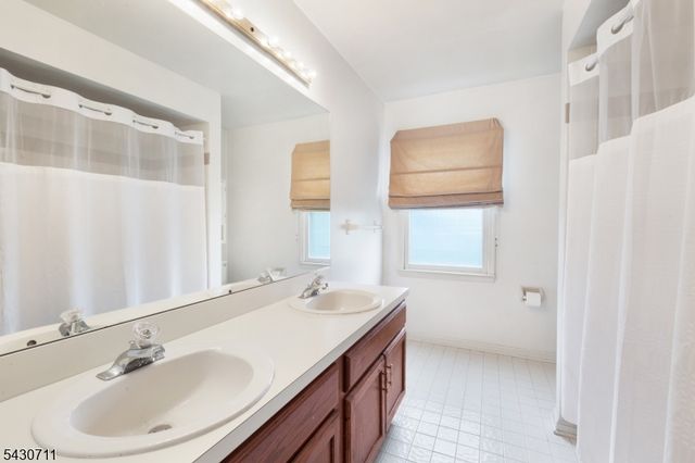 9 Langford Dr, Mendham Twp., NJ 07945