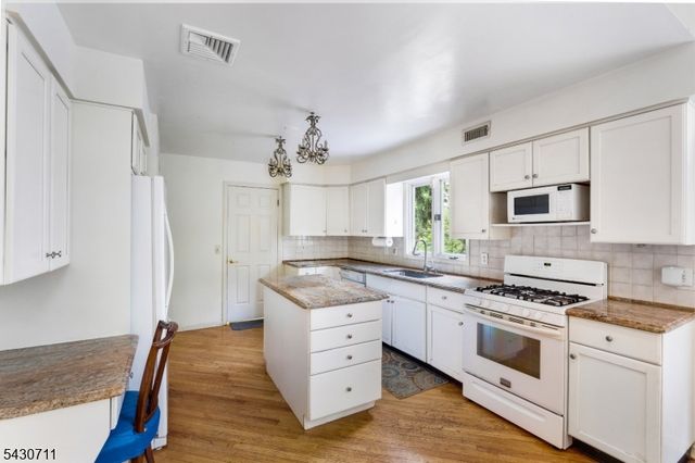9 Langford Dr, Mendham Twp., NJ 07945
