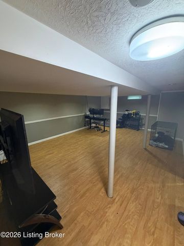 4404 Charlotte Ann Dr, Louisville, KY 40216