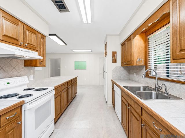 9967 Bunting Dr, Baton Rouge, LA 70809