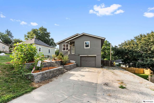 2210 Avenue C, Plattsmouth, NE 68048