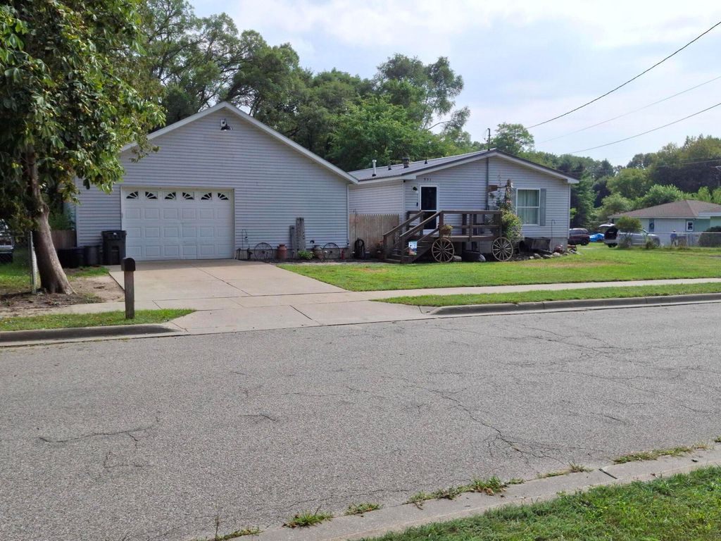 931 W Barney Avenue, Muskegon, MI 49441