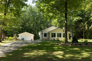 7692 Lakeview Drive, Harrison, MI 48625