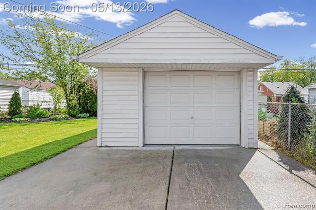 21610 Prestwick Avenue, Harper Woods, MI 48225