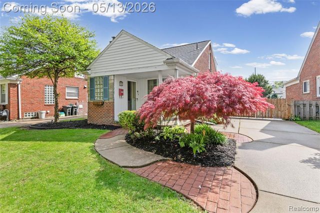 21610 Prestwick Avenue, Harper Woods, MI 48225