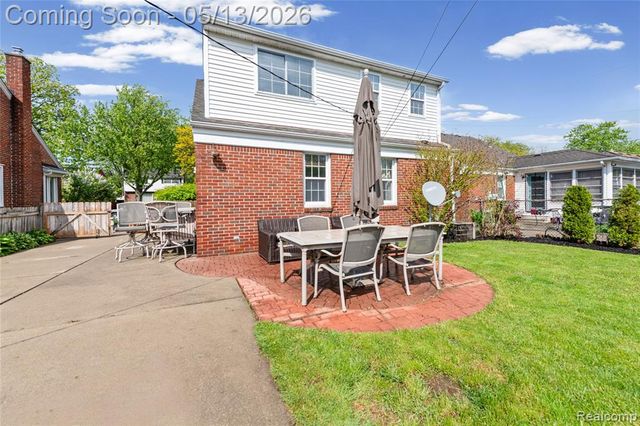 21610 Prestwick Avenue, Harper Woods, MI 48225
