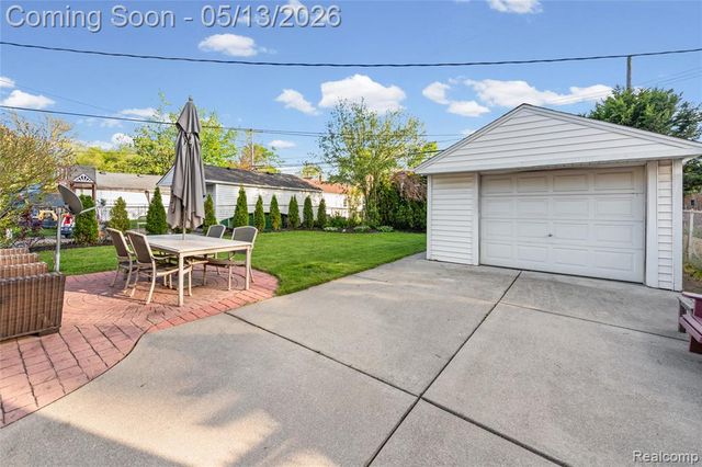 21610 Prestwick Avenue, Harper Woods, MI 48225