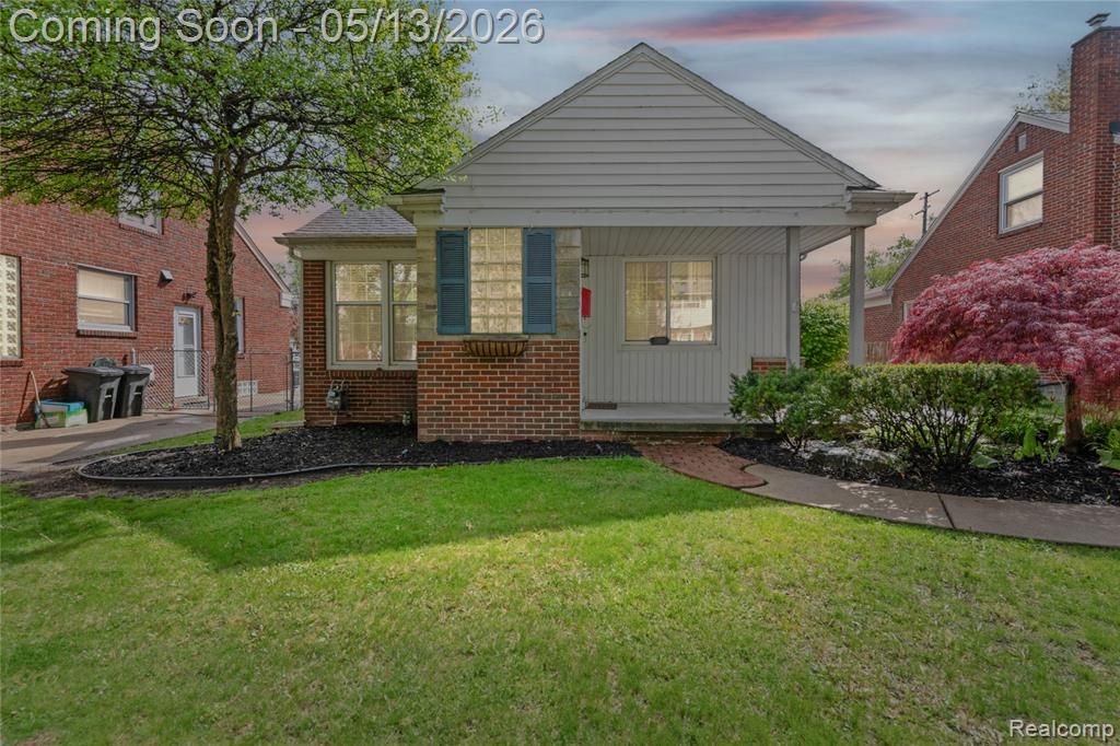 21610 Prestwick Avenue, Harper Woods, MI 48225