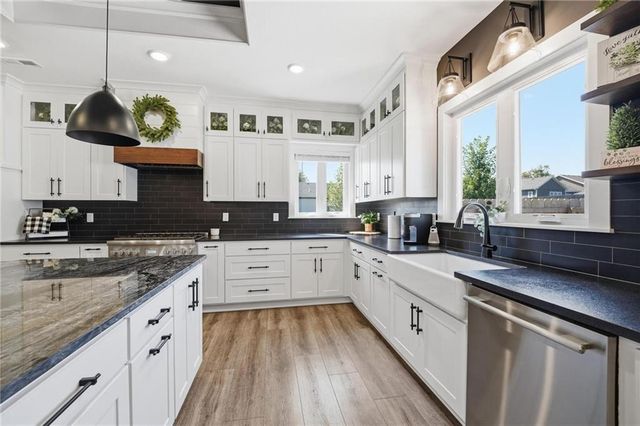 15928 E Cogan Lane, Independence, MO 64050
